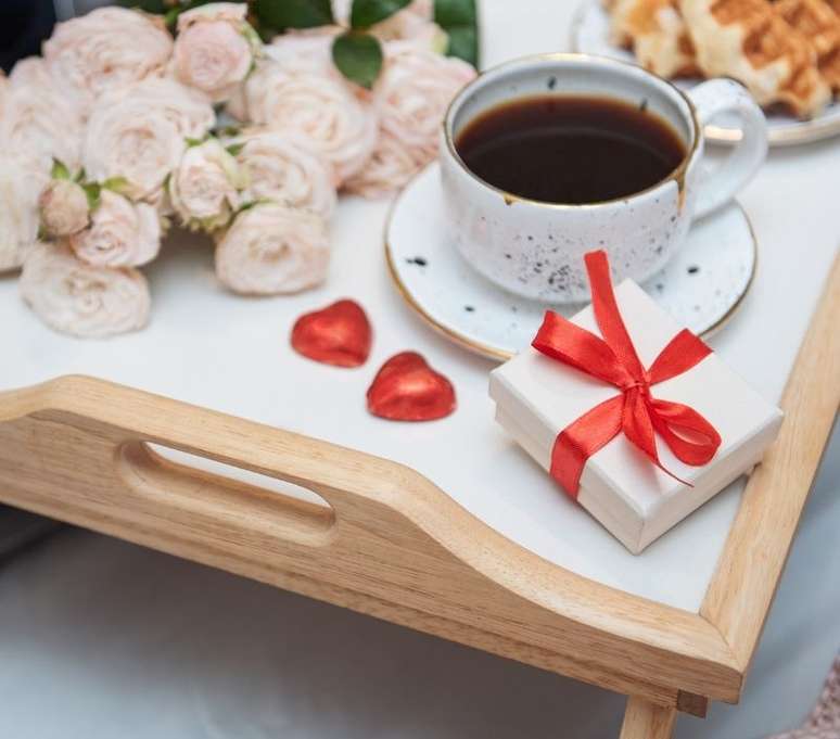 Caf&eacute; da manh&atilde; na cama &eacute; uma das surpresas rom&acirc;nticas que voc&ecirc; pode fazer - Shutterstock
