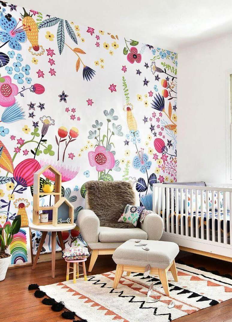 12. Decora&ccedil;&atilde;o para quarto de beb&ecirc; com papel de parede floral colorido &ndash; Foto: Marcos Fertonani para MOOUI
