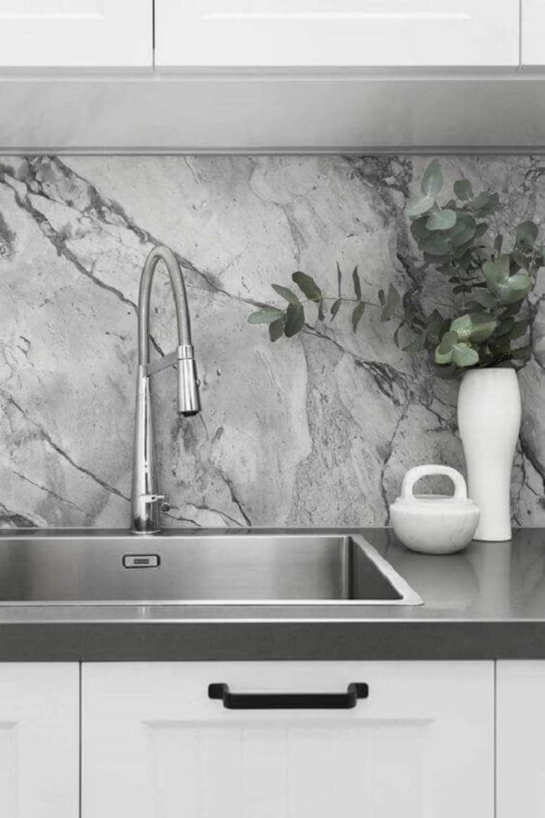 28. Cuba quadrada branca com revestimento de m&aacute;rmore cinza &ndash; Foto Gia Renovations