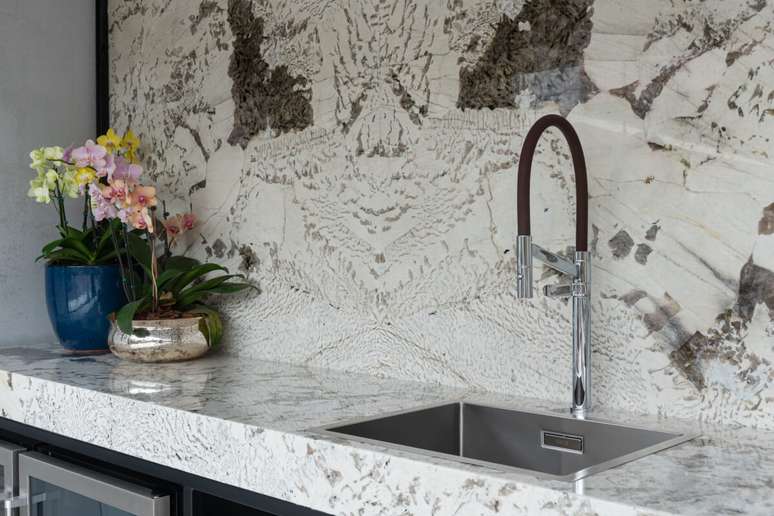 18. Cozinha com cuba quadrada de m&aacute;rmore e torneira flex&iacute;vel preta &ndash; Foto Renata tristao