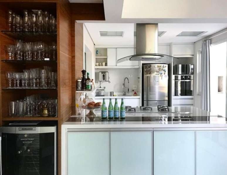 16. Arm&aacute;rio de cozinha com cristaleira na &aacute;rea externa &ndash; Foto Dudi Duarte