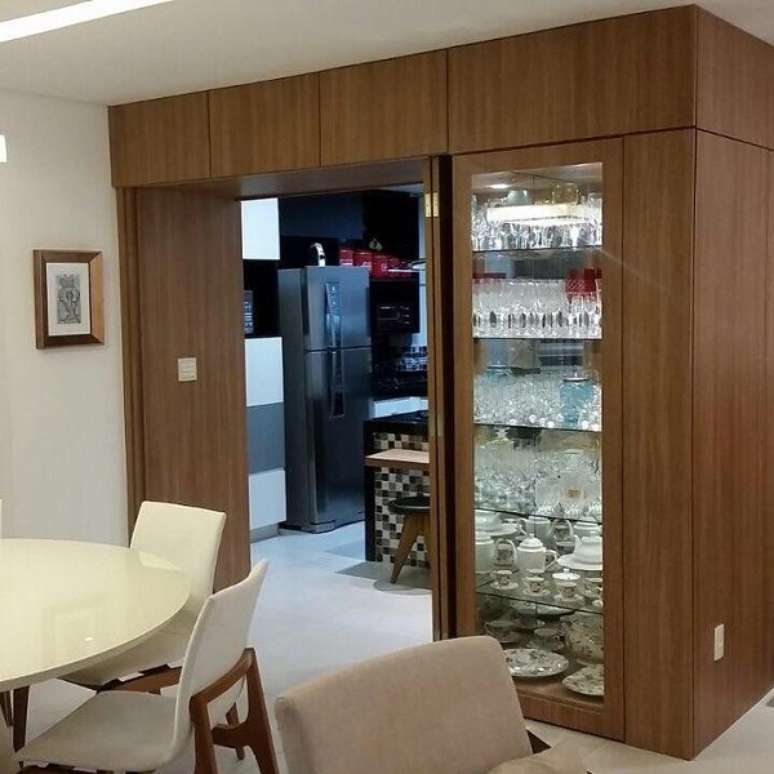 27. Arm&aacute;rio de cozinha com cristaleira de madeira planejada &ndash; Foto Ellus Armarios e Cozinhaas