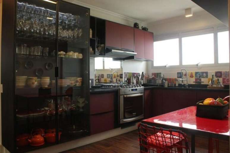 22. Arm&aacute;rio de cozinha com cristaleira e porta de vidro &ndash; Foto Neza Cesar