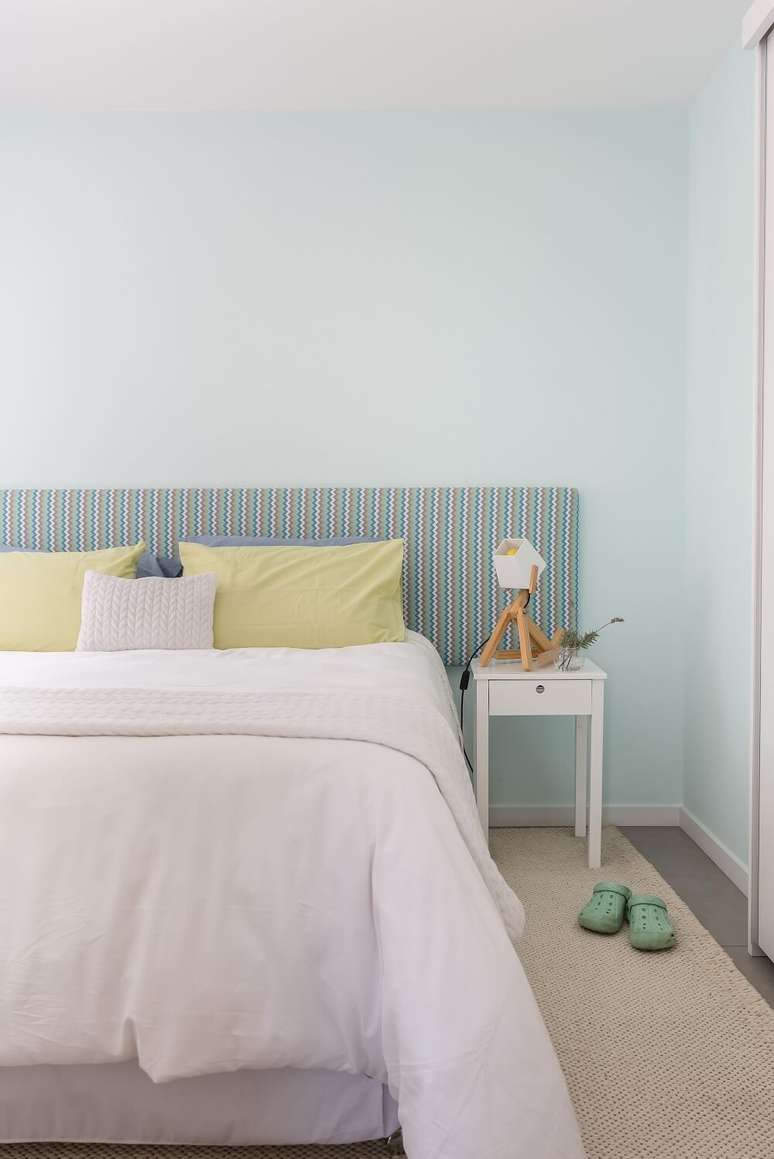 10. Mesa de cabeceira serve de apoio para lumin&aacute;ria criativa. Foto: JP Image