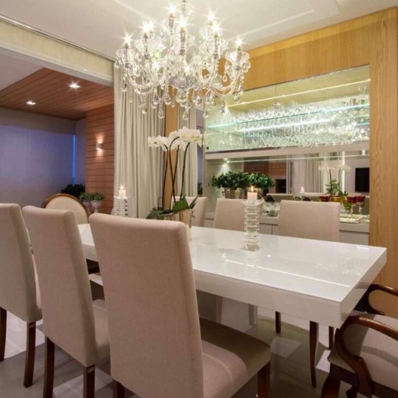 15. Arm&aacute;rio de cozinha com cristaleira na sala de jantar &ndash; Foto Mariane Baptista e Marilda Baptista