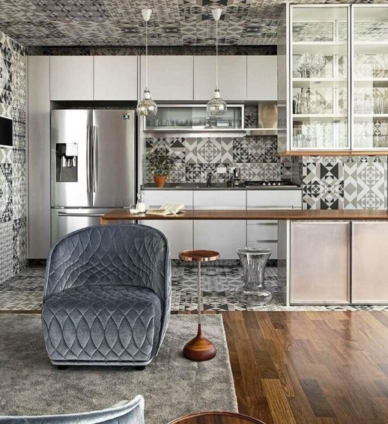 56. Cozinha americana com arm&aacute;rio de cozinha com cristaleira &ndash; Foto Diego Revollo