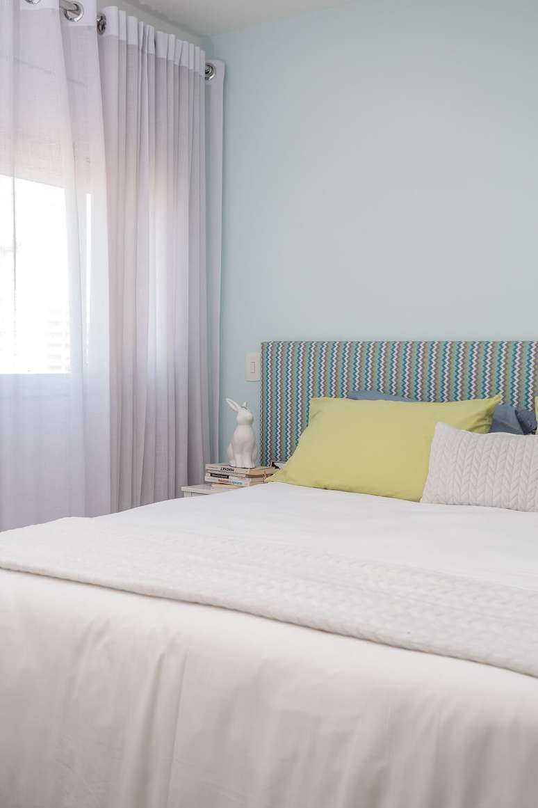 9. Seguindo o desejo da moradora, a su&iacute;te segue tons de azul na decora&ccedil;&atilde;o. Foto: JP Image