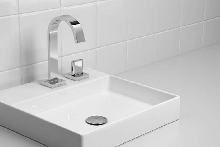 60. Torneira para lavabo com cuba quadrada branca e bancada da mesma cor &ndash; Foto DECa