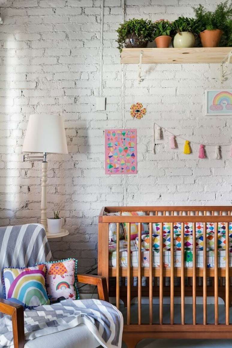 10. Parede de tijolinho branco para quarto de beb&ecirc; decorado com prateleiras de plantas &ndash; Foto: Re D&rsquo;Almeida para MOOUI