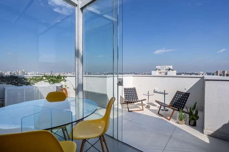 14. As cadeiras amarelas alegram e iluminam a mesa de jantar. Foto: JP Image