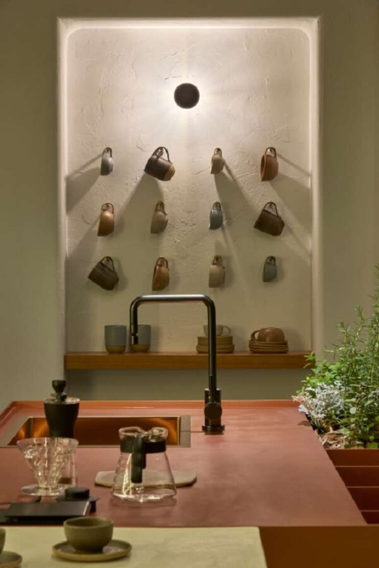 20. Cozinha moderna com torneira preta e cuba quadrada &ndash; Projeto Cynthia Silva e Estudio