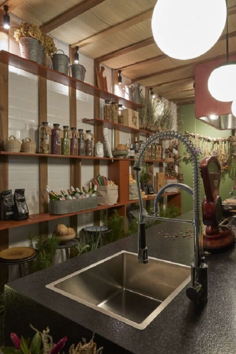 11. Cuba quadrada de inox para bancada preta e torneira flex&iacute;vel gourmet moderna &ndash; Projeto Paula Guimaraes Foto Jomar Bracanca