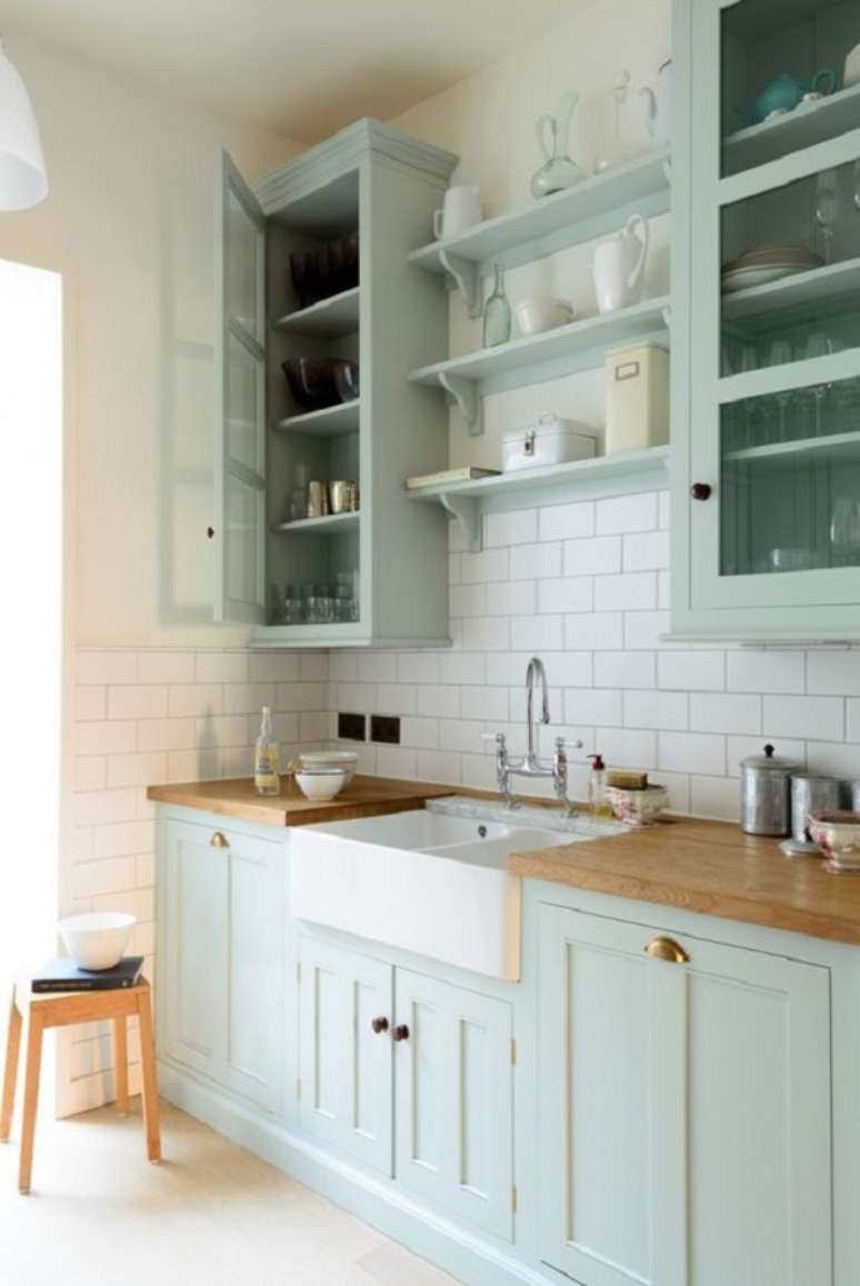 30. Arm&aacute;rio de cozinha com cristaleira a&eacute;rea na decora&ccedil;&atilde;o verde pastel &ndash; Foto DEvvol Kitchens
