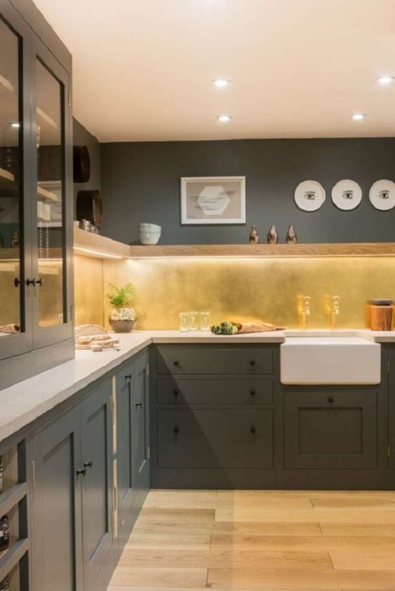 33. Prateleira com led para arm&aacute;rio de cozinha com cristaleira cinza azulado moderna &ndash; Foto Lushome