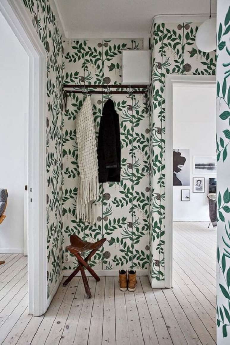 17. Decore o corredor do imóvel com papel de parede com folhagem. Fonte: We Fashion Trends