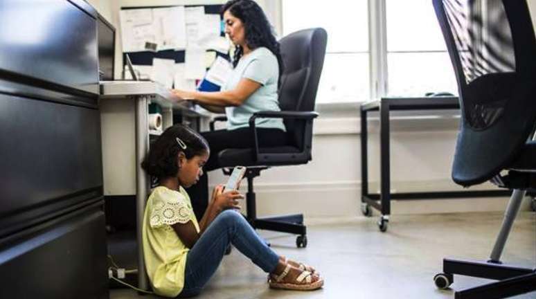 Muitos pais precisam equilibrar o trabalho e a vida dom&eacute;stica, especialmente em meio &agrave; pandemia, que aumentou os casos de vergonha parental