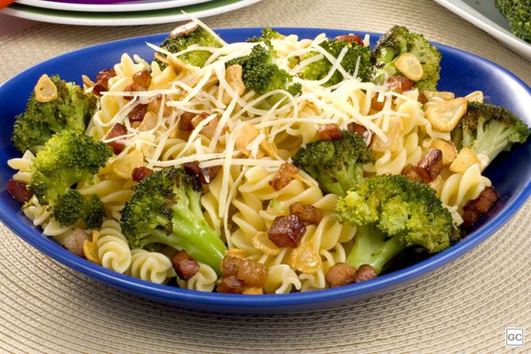 Macarrão parafuso com brócolis e bacon – Foto: Guia da Cozinha