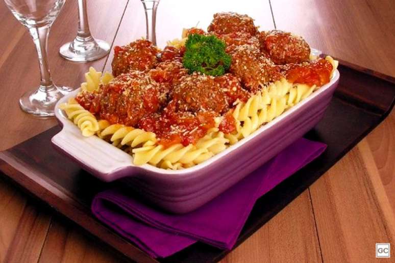 Macarrão parafuso com brócolis e bacon – Foto: Guia da Cozinha