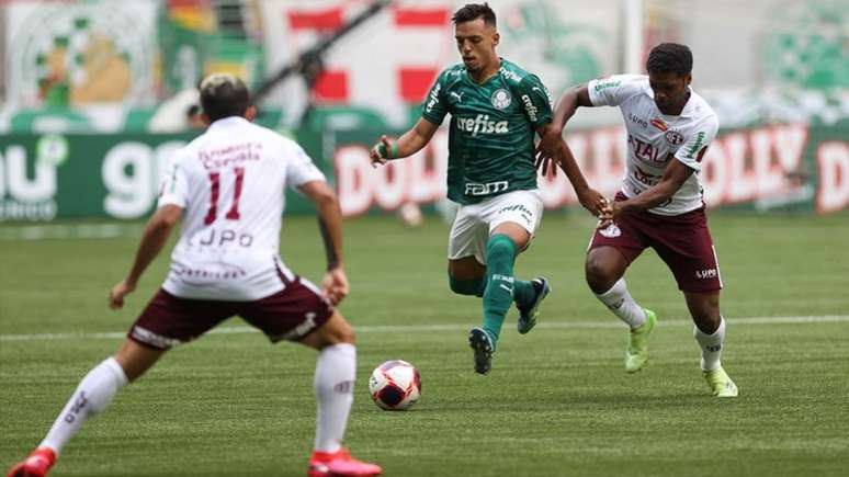 Gabriel Menino sendo marcado pela defesa da Ferroviária no Paulistão de 2021 (Foto: Cesar Greco / SE Palmeiras)