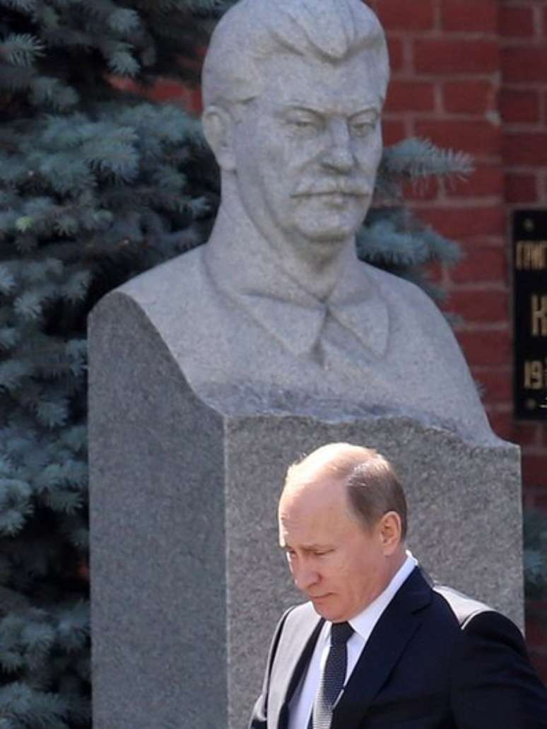 Putin passa pelo túmulo do líder soviético Josef Stalin durante visita à Praça Vermelha em Moscou (foto de 25/06/2015)