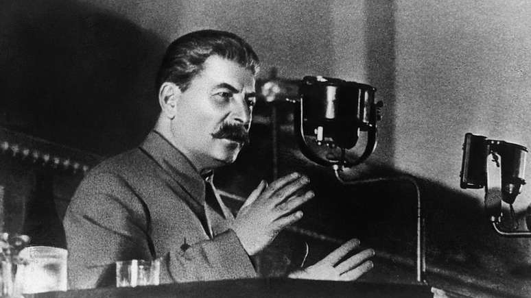 O líder soviético Joseph Stalin discursa no Congresso da União Soviética