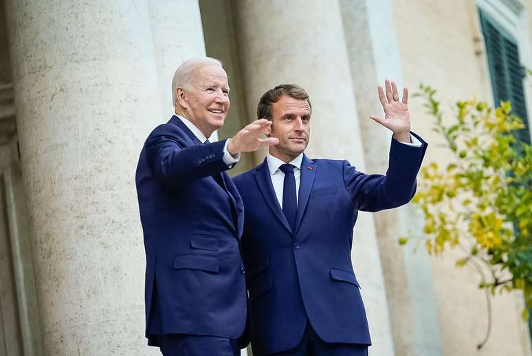 Biden e Macron pedem cautela após retirada de tropas russas