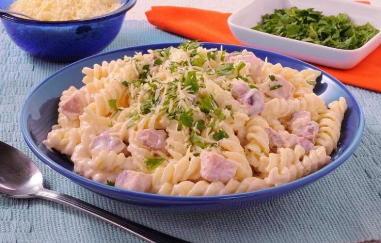 Macarrão parafuso com molho branco – Foto: Guia da Cozinha