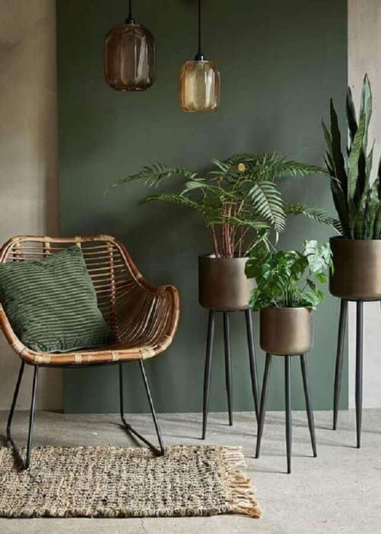 3. Tons de verde para decora&ccedil;&atilde;o com cadeira r&uacute;stica &ndash; Foto: Casa de Irene