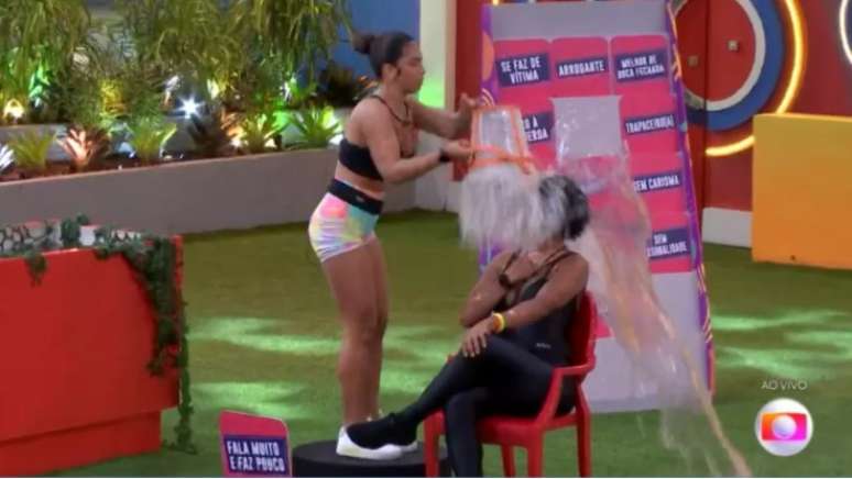 Maria joga água em Natália no BBB22