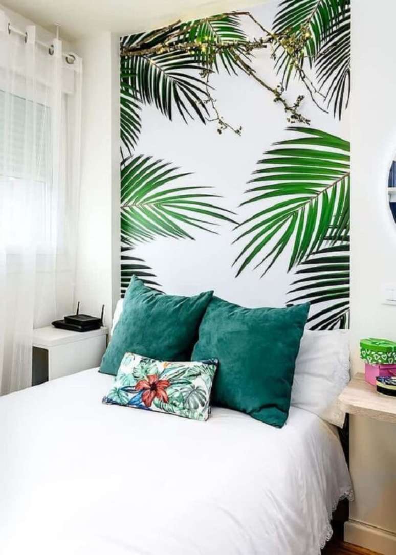 15. Decore a cabeceira da cama com papel de parede folhagem. Fonte: Modern Home Decorating Magazine