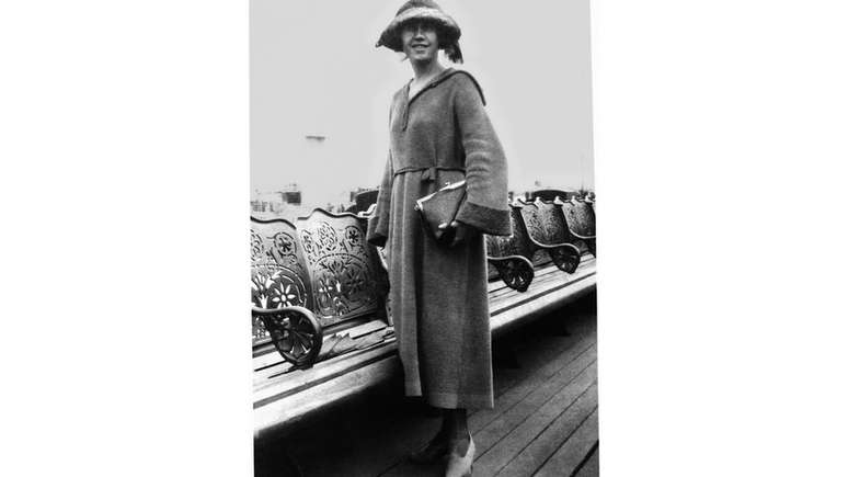 Tarsila do Amaral posa para foto na Inglaterra, in&iacute;cio da d&eacute;cada de 1920, usando vestido-casaco