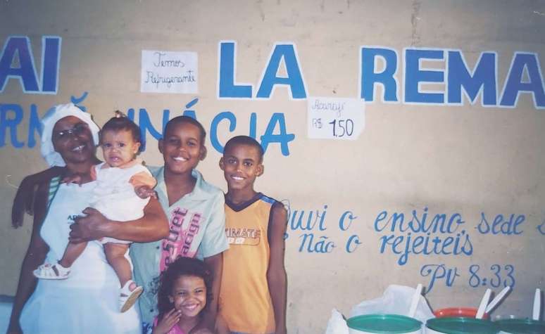 Matheus, de regata laranja, com mãe e irmãos na época que vendia acarajé na Bahia 