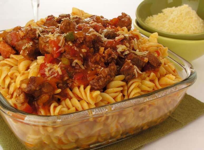 Macarrão parafuso à bolonhesa – Foto: Guia da Cozinha