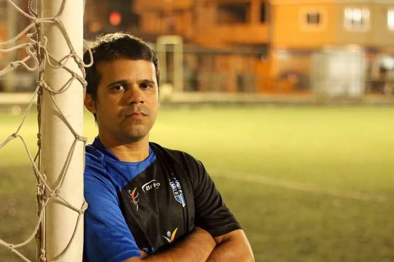 Glaucio Lima, fundador do Rogi Mirim, divide o seu tempo fazendo entregas e treinando jogadores
