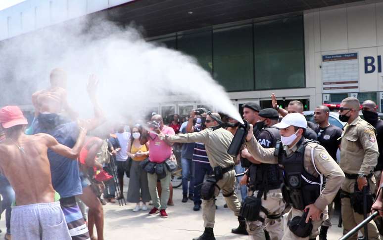 Criança é atingida por spray de pimenta durante manifestação em Niterói