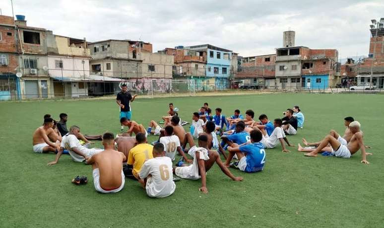 Jovens participam de treinos de segunda à sexta-feira