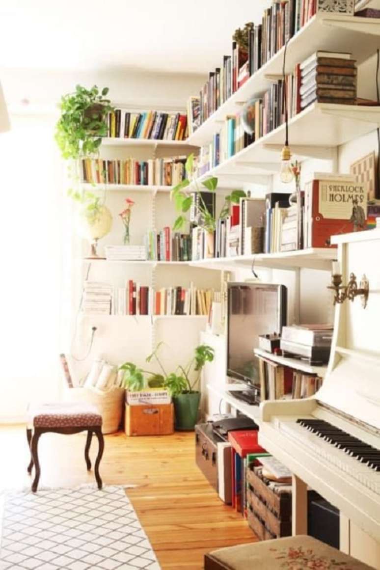 65. Sala de TV com estante livreiro de canto, tv e piano branco &ndash; Foto Musicnotes