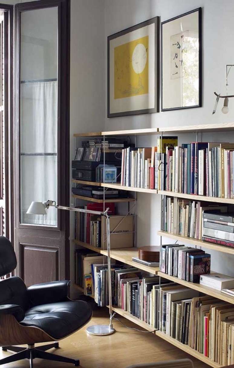 43. Estante livreiro para sala com poltrona confort&aacute;vel &ndash; Foto Decor Facil