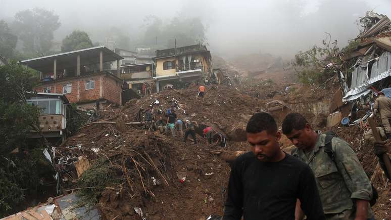 Deslizamento destruiu dezenas de casas