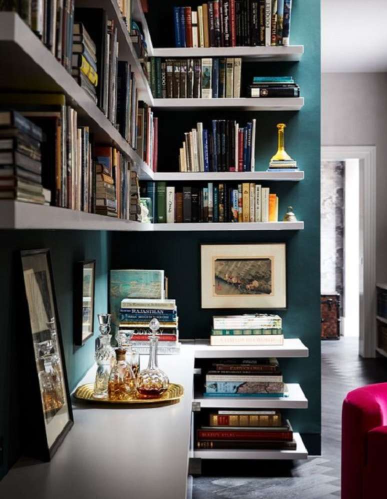25. Estante livreiro com parede azul e prateleiras brancas &ndash; Foto The Design Files