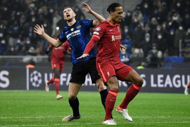 Van Dijk viu a Inter de Milão fazer bom jogo, mas zaga do Liverpool não foi vazada (Foto: FILIPPO MONTEFORTE / AFP)