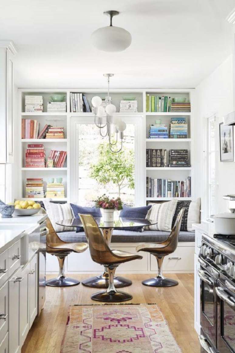 66. Sala de jantar com estante livreiro &ndash; Foto Domino Magazine