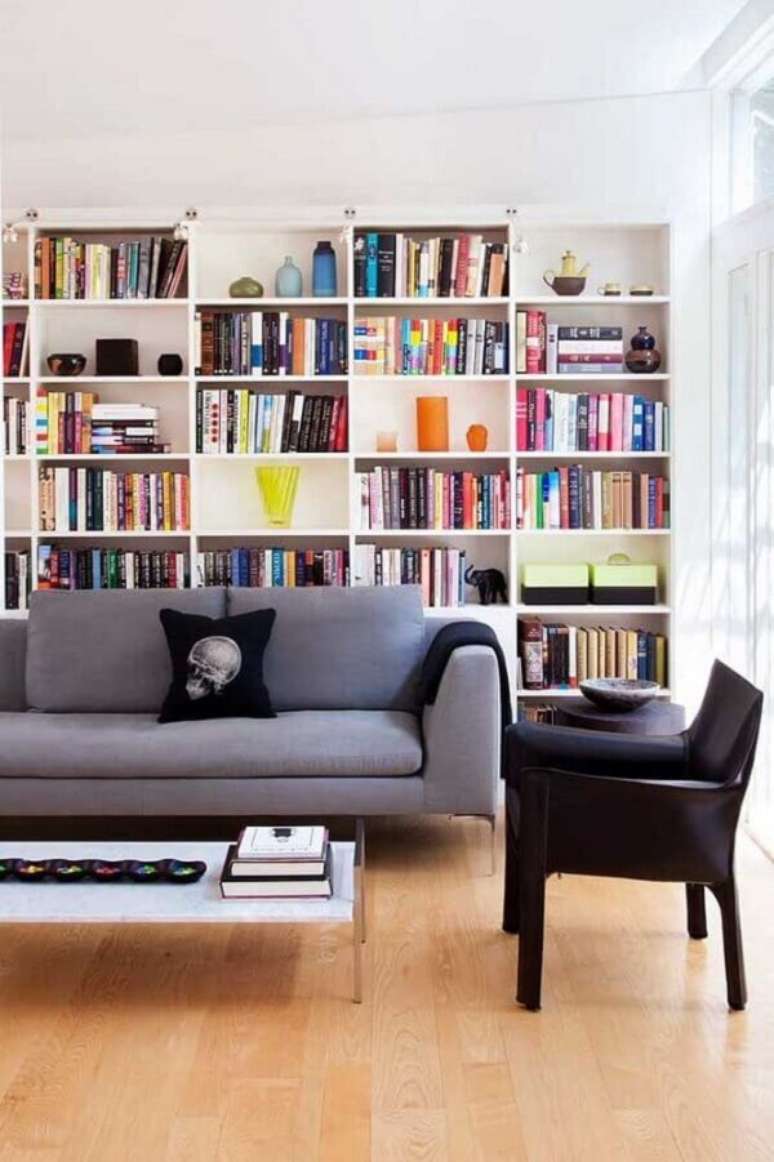 16. Decora&ccedil;&atilde;o de sala de estar com estante livreiro e poltrona preta pequena &ndash; Foto Houzz