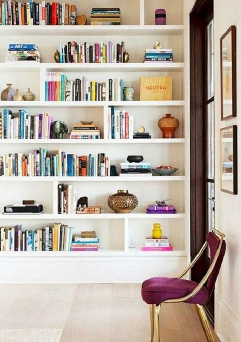 19. Enfeites para estante livreiro na sala de estar &ndash; Foto Pretty e Fun