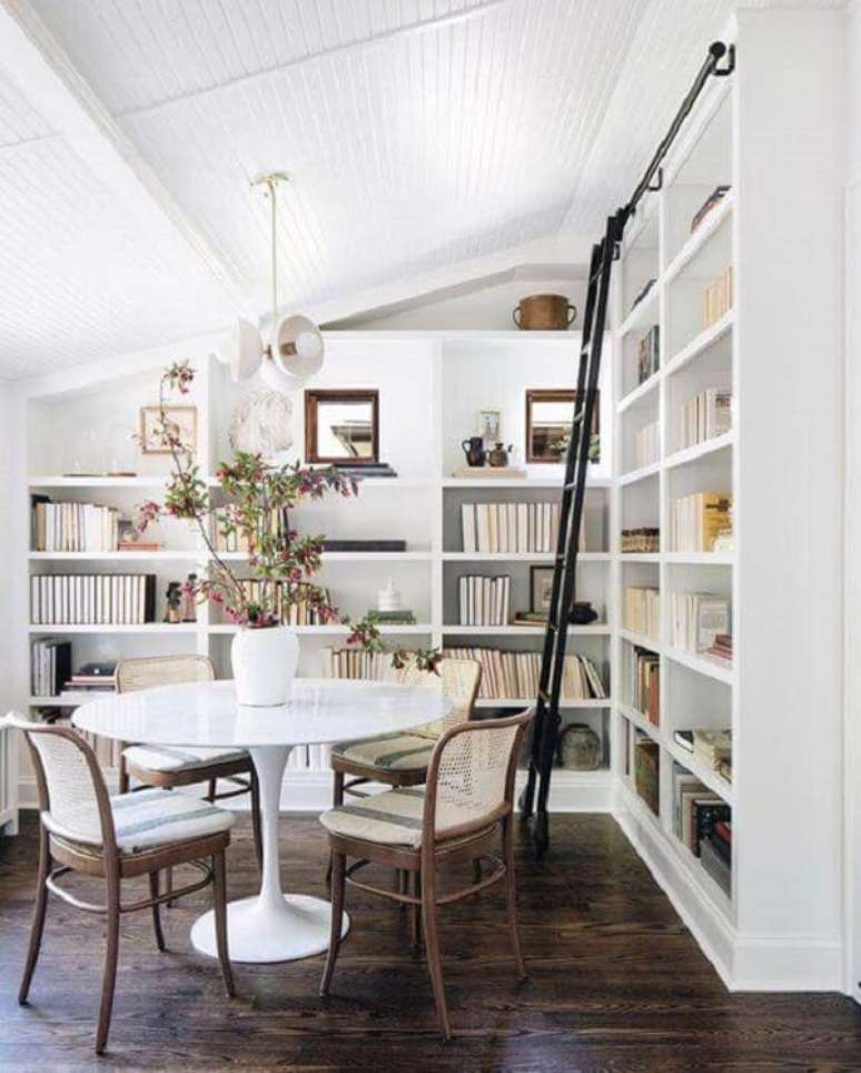 57. Sala com estante de gesso organizadora para livros e mesa de jantar redonda &ndash; Foto The Identite