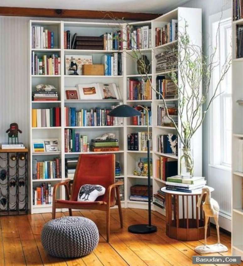 71. Decora&ccedil;&atilde;o com estante livreiro de livros no canto e cadeira vermelha confort&aacute;vel &ndash; Foto The Spruc
