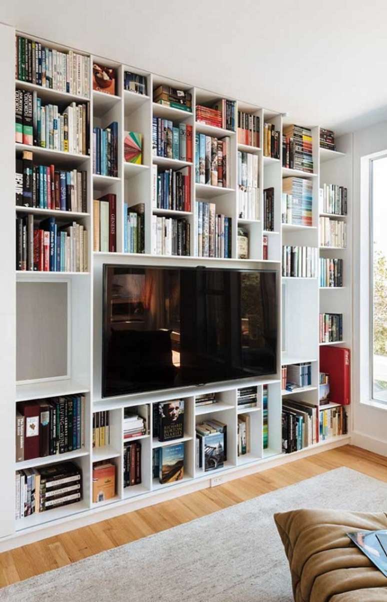 6. Sala com estante livreiro ao redor da tv &ndash; Foto Decor Facil