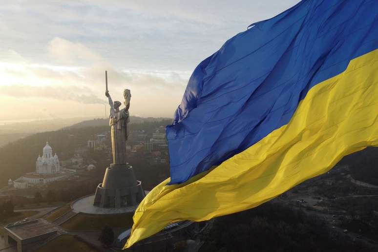 Maior bandeira da Ucrânia no maior mastro do país perto do monumento Pátria, no complexo do Museu da Segunda Guerra Mundial em Kiev