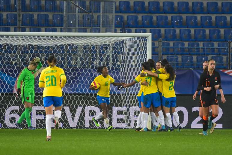 Com gol de Marta, Brasil empata no Torneio da França