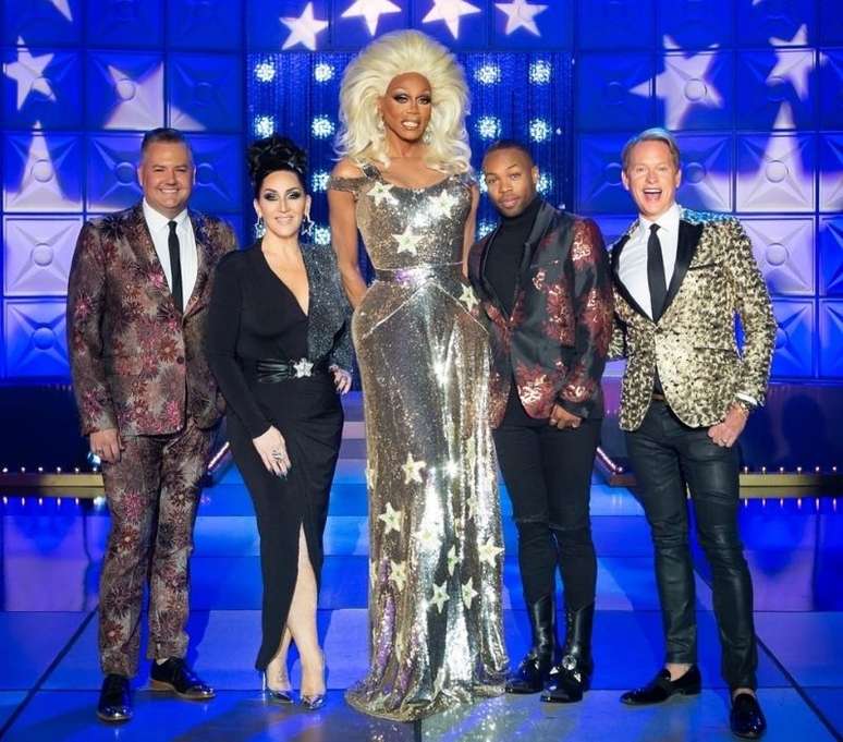 No programa, Rupaul e os outros jurados julgam diversas habilidades das drag queens participantes -